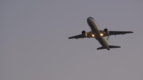 Пассажирский самолет набирает высоту — стоковое видео