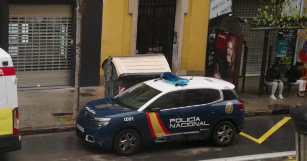 Carro da polícia no estacionamento — Vídeo de Stock