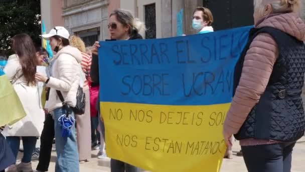 La gente protesta contra la agresión militar en Ucrania — Vídeos de Stock