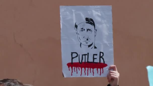 PUTLER poster against war in Ukraine — Stock Video