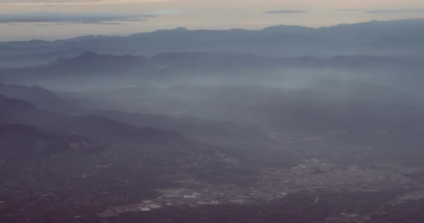 Het Vliegtuig Vliegt Hoog Boven Grond Wolken Bergen Stad Zien — Stockvideo