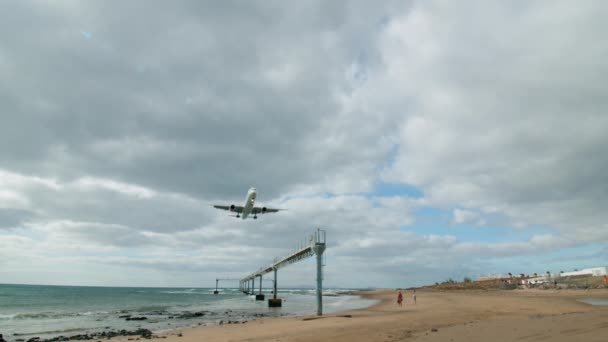 Slow Motion Frontal Low Angle Shot Plane Flies Sea Beach — Stock Video