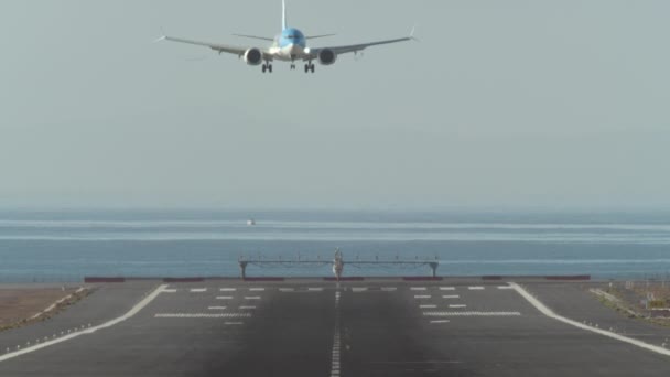 Vista Frontal Avião Passageiros Pousa Uma Pista Que Começa Costa — Vídeo de Stock