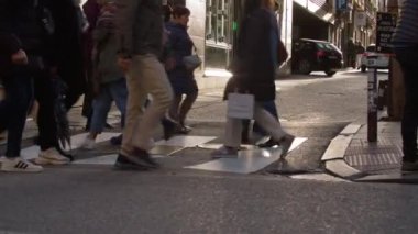 Şehir caddesi, aceleyle yoldan geçen insanlarla dolu.