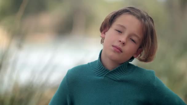 Портрет Хлопчика Підлітка Який Дивиться Камеру Чхає Під Відкритим Небом — стокове відео
