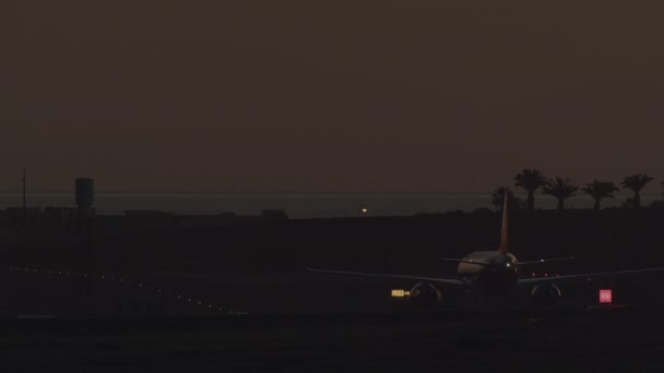 晚上在机场 飞机滑行在灯火通明的跑道上 准备起飞 — 图库视频影像