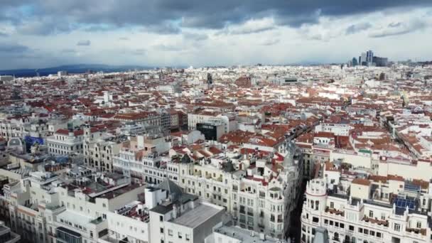 Εναέρια Λήψη Κατοικημένων Διαμερισμάτων Στη Μαδρίτη Ισπανία Αστική Σκηνή Σύννεφα — Αρχείο Βίντεο