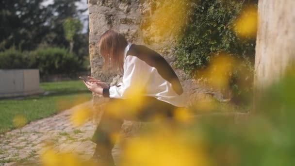 Ξανθιά Γυναίκα Που Ξεκουράζεται Στο Πράσινο Πάρκο Και Περνάει Χρόνο — Αρχείο Βίντεο