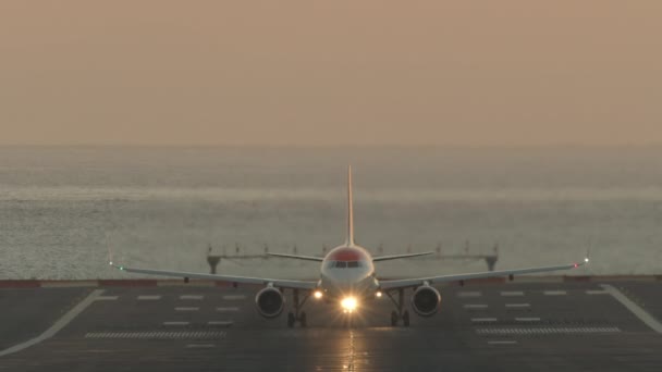 Frontansicht Passagierflugzeug Mit Eingeschaltetem Scheinwerfer Und Seitenlicht Nimmt Fahrt Auf — Stockvideo