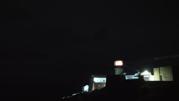 Vista Noturna Farol Cabo São Vicente Portugal Lente Rotativa Irradiando — Vídeo de Stock