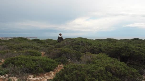Teenager Beim Spazierengehen Zwischen Den Grünen Büschen Kap Vincent Portugal — Stockvideo