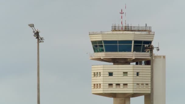 Menara Kontrol Radar Bandara Menara Pengawas Lalu Lintas Udara — Stok Video