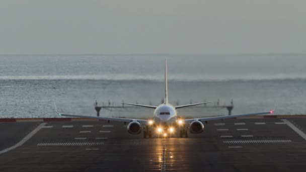商营喷气式飞机带着明亮的前灯和标志灯从跑道起飞 — 图库视频影像