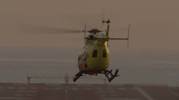 Lanzarote Spanien December 2021 Brandkårens Helikopter Lyfter Från Flygplatsen Mot — Stockvideo