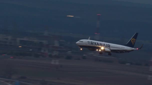 Madrid Spain December 2021 Пасажирський Літак Авіакомпанії Ryanair Наближається Посадки — стокове відео