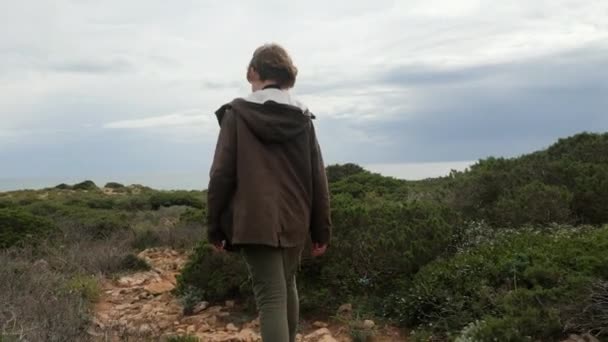 Siguiendo Niño Caminando Por Camino Rocoso Entre Arbustos Verdes Para — Vídeo de stock