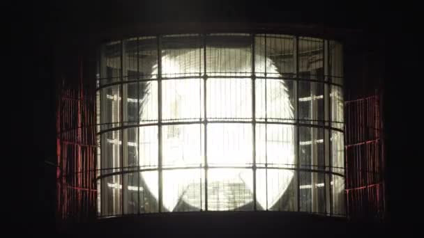Leuchtturmkuppel Mit Einer Leistungsstarken Rotierenden Fresnel Linse Der Nacht Detail — Stockvideo