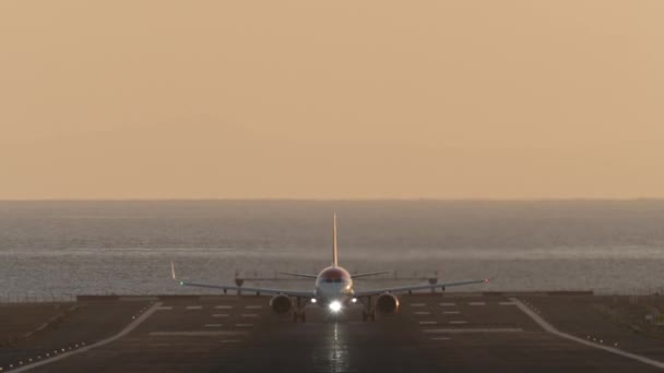 前置射击 一架前置灯的飞机在靠近水边的机场起飞 — 图库视频影像