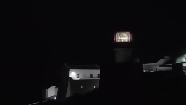 Маяк Кейп Сент Винсент Излучает Свет Вращающейся Линзой Ночью Португалия — стоковое видео