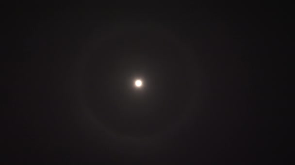 Halo Circular Torno Lua Brilhando Céu Noturno Fenômeno Óptico Produzido — Vídeo de Stock