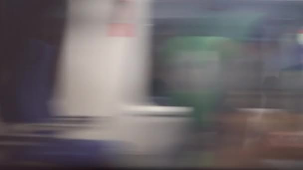 看到迎面而来的火车高速驶过 载客车厢的飞溅式快速运动 — 图库视频影像