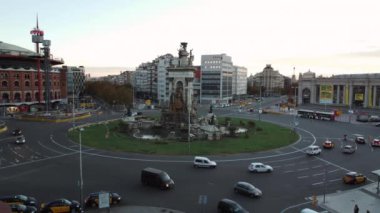 BARCELONA, SPAIN - 04 Aralık 2021: İspanya Meydanı ve kavşaklı araba trafiği ile havacılık şehri manzarası. Merkez çeşmenin üzerinde uçan helikopter ve ağaçlarla kaplı caddeler