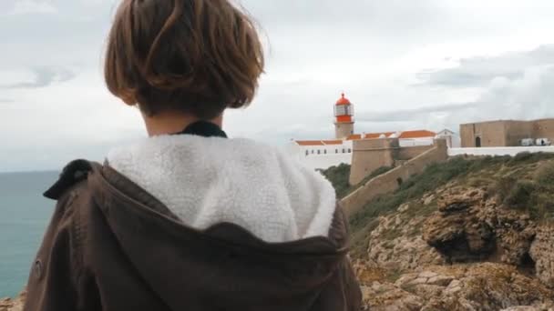 Vue Arrière Adolescent Garçon Voyageur Prenant Des Photos Avec Appareil — Video