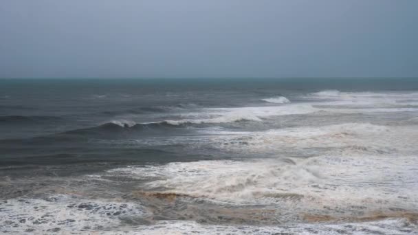 Schuimende Stormgolven Rollen Het Oppervlak Van Oceaan Waardoor Zand Van — Stockvideo