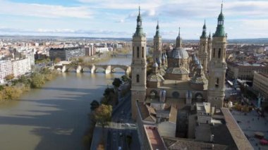 İspanya, Zaragoza 'nın havacılık sahnesi. İnanılmaz Bazilika del Pilar ve Puente de Piedra Ebro nehrinin karşısında