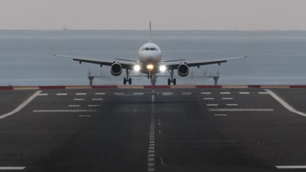 Čelní Pohled Letadlo Rozsvícenými Světlomety Přistane Letišti Přistane Přistávací Dráze — Stock video