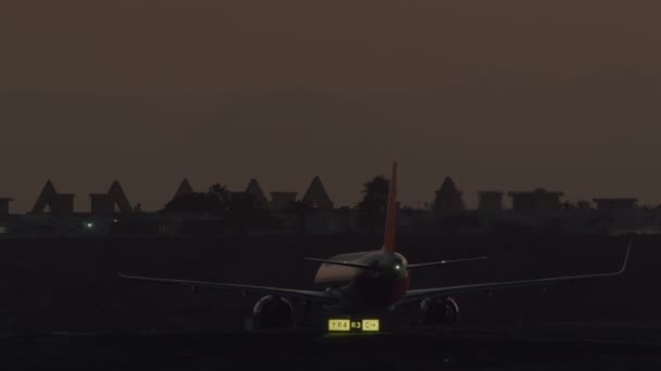 一架装有标记灯的飞机在缓慢地前进 — 图库视频影像
