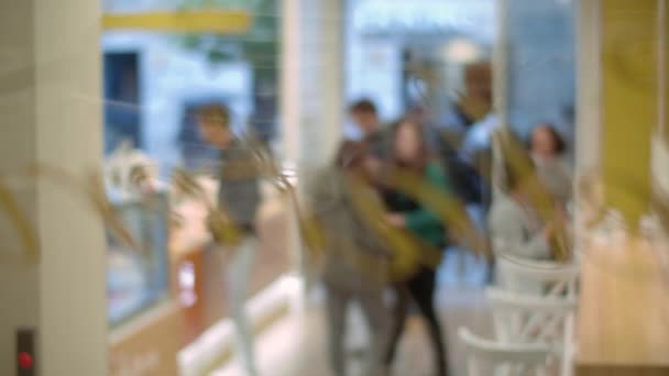 Blick Auf Die Besucher Des Cafés Durch Das Glas Unscharf — Stockvideo