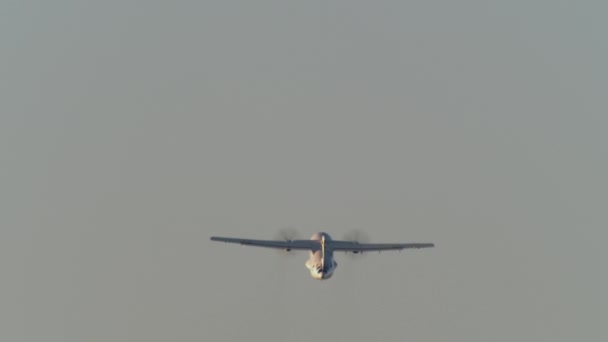 螺旋桨客机上升到空中 — 图库视频影像