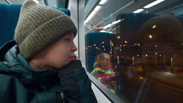 Jongen Winter Overkleding Kijken Door Het Raam Van Trein Aankomen — Stockvideo