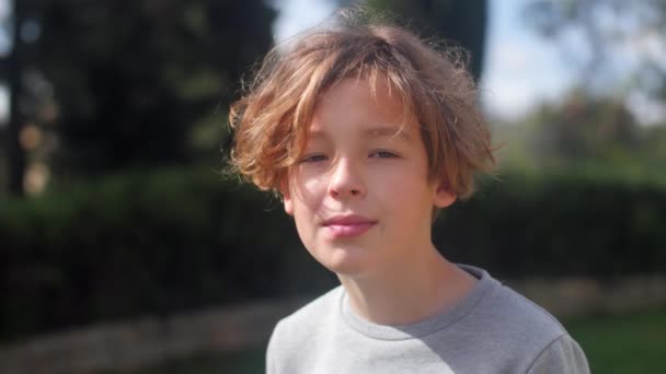 Detailní Portrét Dospívajícího Chlapce Rezervovaným Úsměvem Hledícího Kamery Vlasy Jsou — Stock video