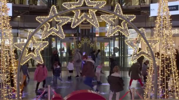 Barcelona Spanje December 2021 Kinderen Het Winkelcentrum Arenas Barcelona Versierd — Stockvideo