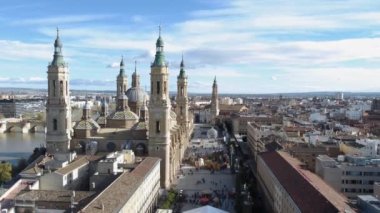 Zaragoza 'nın havadan görünüşü ve İspanya' nın Sütun Leydisi Katedral Bazilikası ile birlikte. Katedralin yanındaki meydanda yürüyen insanlar.