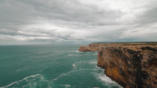 Cabecera Pintoresca Escena Con Olas Cian Golpeó Sus Rocas Empinadas — Vídeo de stock