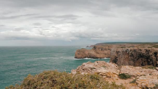 Azure Ocean Steep Rocks Headland Scenery Cape Vincent Overcast Sky — Stock Video