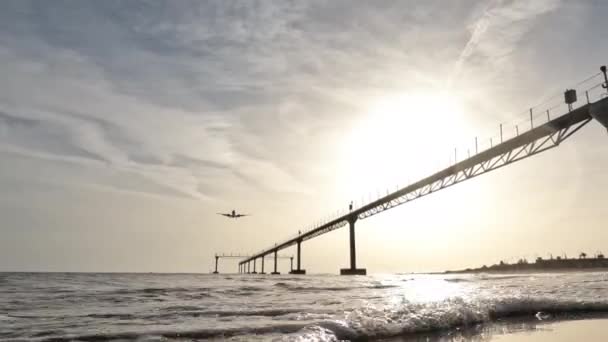 Вид Спереди Самолет Приземляется Летит Над Морем Посадочные Огни Стоят — стоковое видео