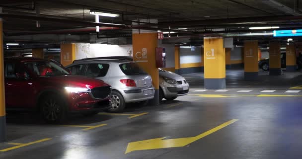 Kobieta Parkująca Samochód Podziemnym Parkingu Robiąca Zdjęcie Samochodu Przed Wyjazdem — Wideo stockowe