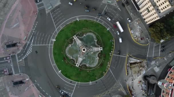 Luftaufnahme Des Kreisverkehrs Mit Autoverkehr Auf Dem Spanienplatz Mit Brunnen — Stockvideo