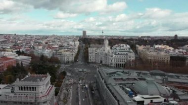 Madrid, İspanya 'nın kış şehirleri. Helikopter Alcala caddesi boyunca ve Cibeles Meydanı üzerinde araba trafiği ve belediye binası ile uçuyor.