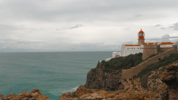 Majakka Cape Vincentin Kärjessä Portugalissa Maisemat Niemen Kallioita Hiljainen Taivaansininen — kuvapankkivideo