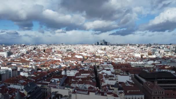 Flygpanorama Över Madrid Spanien Moln Som Seglar Över Folkrika Bostadshusen — Stockvideo