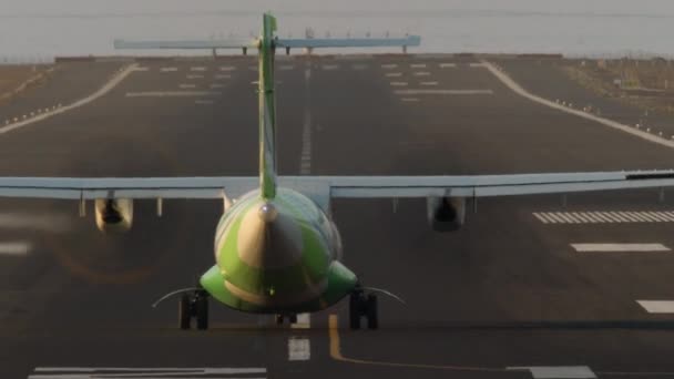 Пасажирський Літак Рухається Вздовж Злітно Посадкової Смуги Піднімається Землі Злітає — стокове відео