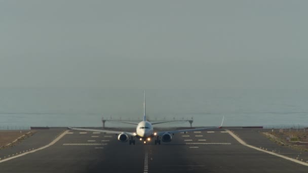 Een Frontaal Schot Van Een Vliegtuig Dat Opstijgt Vanaf Landingsbaan — Stockvideo