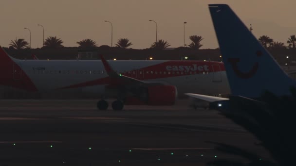 Lanzarote Espanha Dezembro 2021 Aviões Aeroporto Preparando Para Decolar Noite — Vídeo de Stock