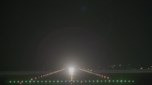 Widok Przodu Pasie Startowym Oświetlonym Światłami Obrysowymi Samolot Pasażerski Nabiera — Wideo stockowe
