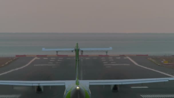 Passagiersvliegtuig Versnelt Baan Stijgt Aan Rand Van Zee Van Achteren — Stockvideo